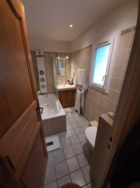 Salle de bain AVANT Rénovation complète Six--Fours-Les-Plages