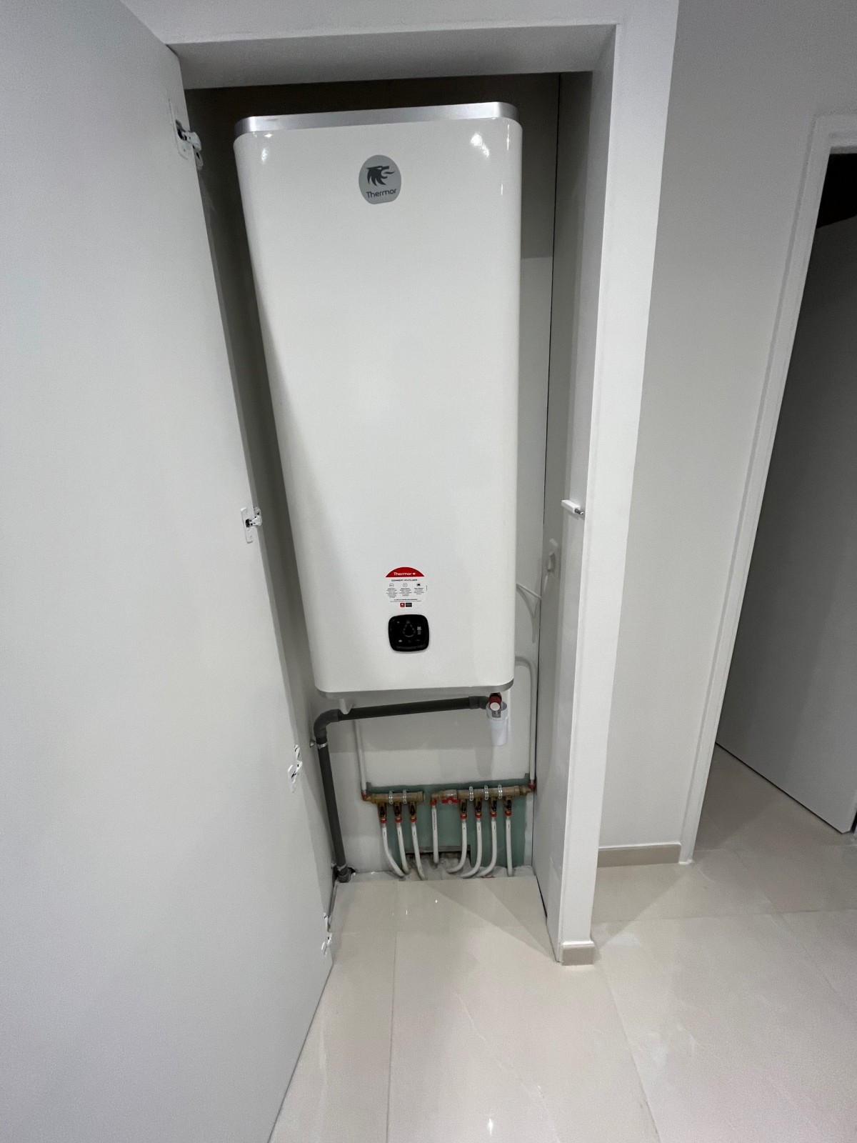 Installation d’un chauffe-eau électrique plat par un professionnel certifié à Toulon VAR