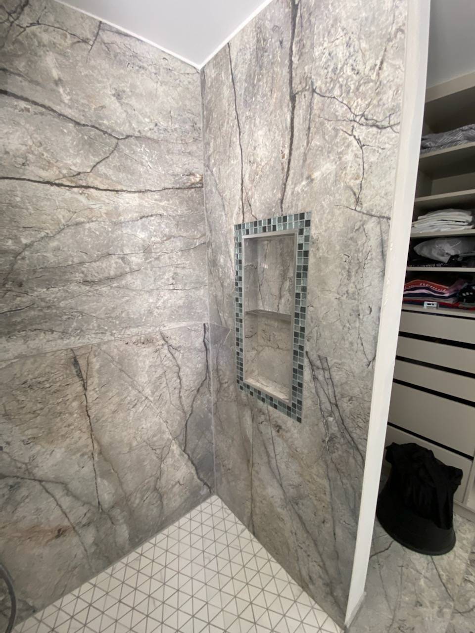 Niche murale encastrée et carrelée 