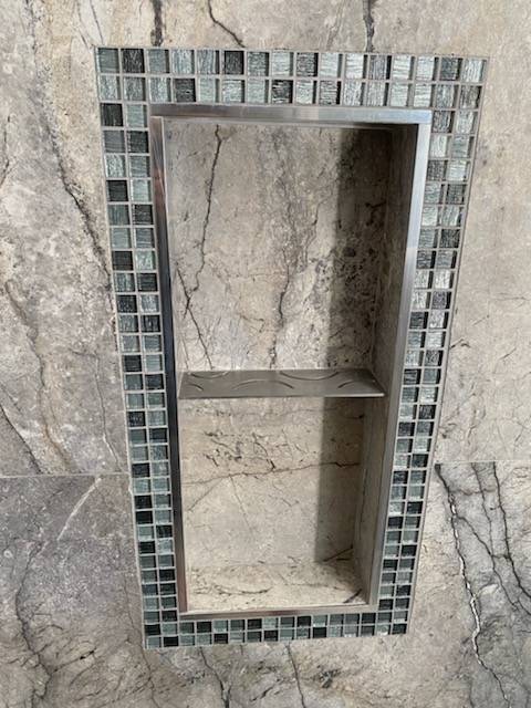 Niche murale encastrée et carrelée 