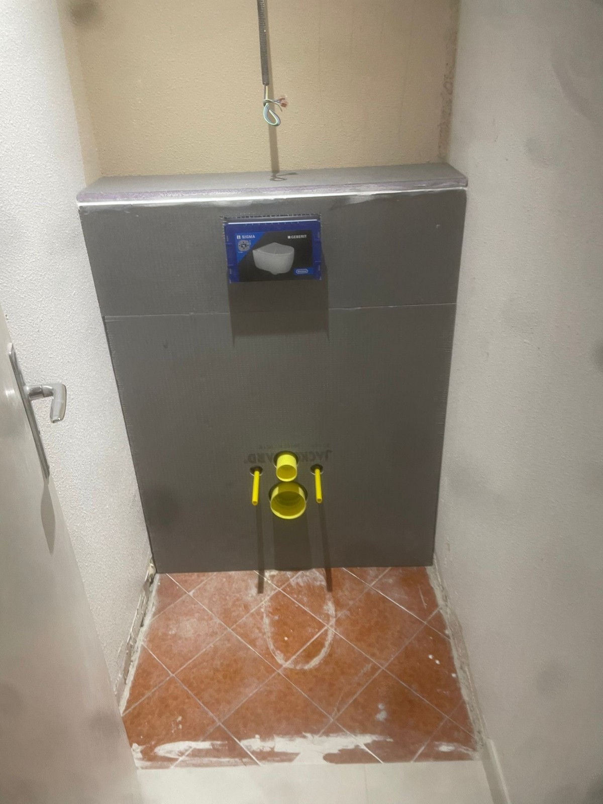 Installation d’un WC suspendu de marque Geberit à Bandol dans le Var