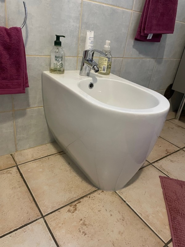 Pose d'un bidet sur pied 