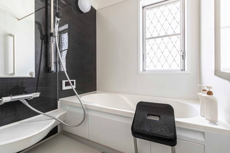 Comment calculez-vous la pente minimale d’évacuation pour une douche ou une baignoire en rénovation ?